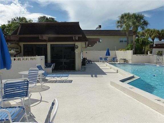 5th image of 2750 E Bay Dr APT 3A