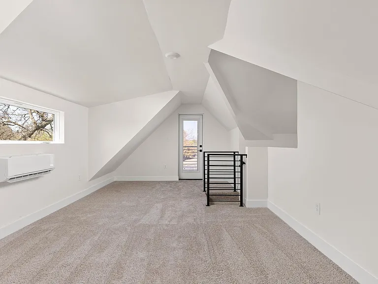 1402 Summit St #B — Photo 29