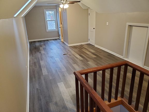 Upstairs primary bedroom (450 sq ft)