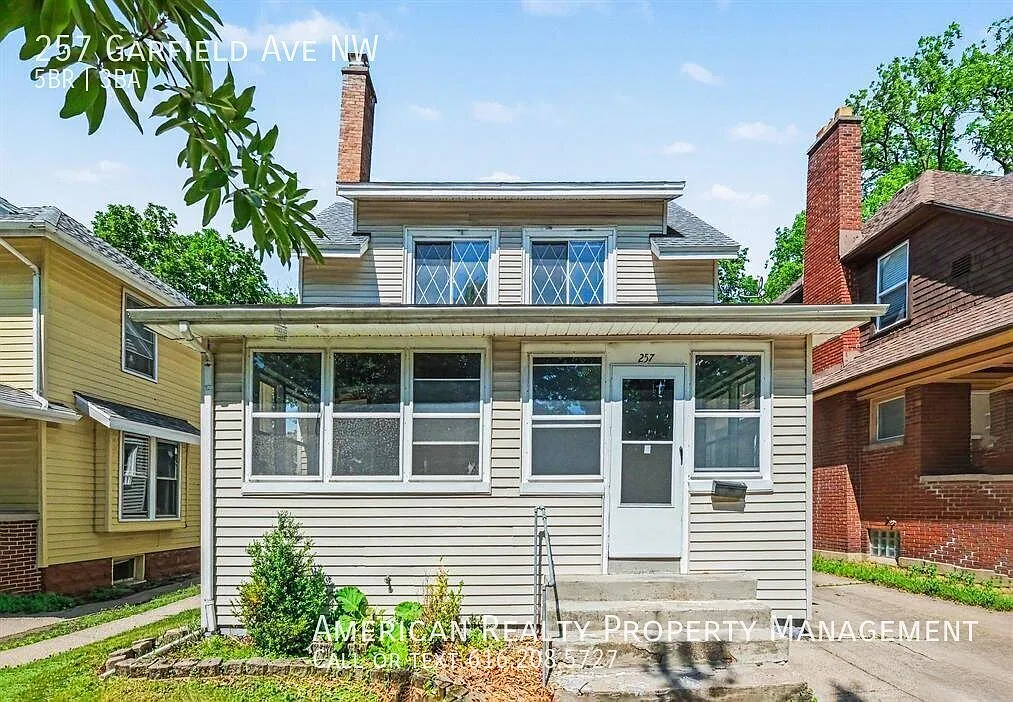5 bed, 2.5 bath, 2256 sqft, $2,550 — Photo 1