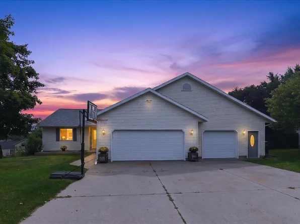 423 Sunset Dr, Poynette, WI 53955