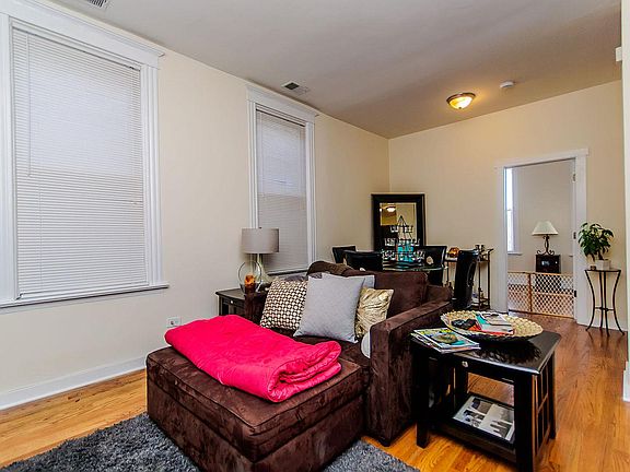2nd image of 1827 N Hermitage Ave APT 2