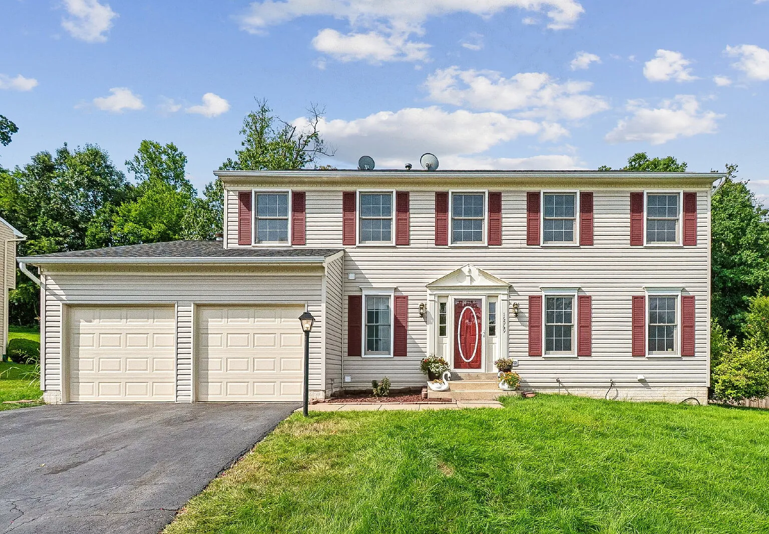5 bed, 3.5 bath, 3722 sqft, $3,500 — Photo 2