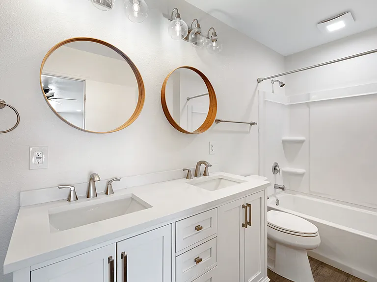 2056 W Des Moines Cir — Photo 2