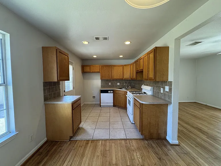 216 Gale St — Photo 6