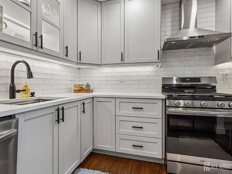 12 Clay St — Photo 3
