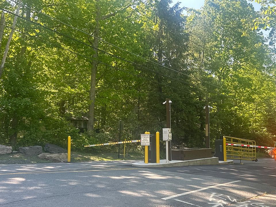1st image of 98 Surrey Ln