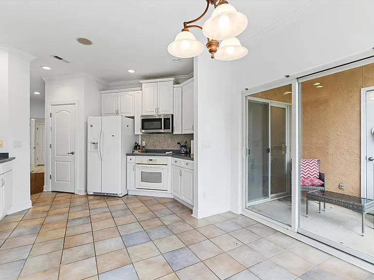 901 Renaissance Ct — Photo 21