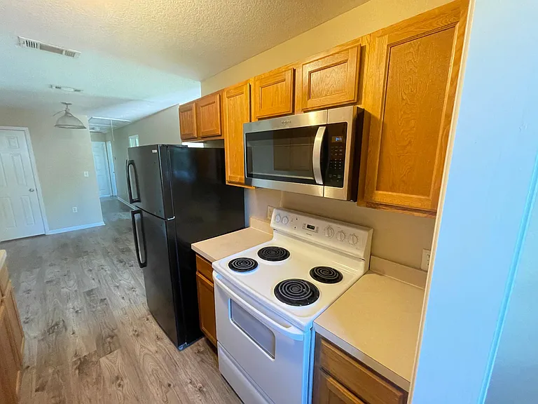 951 W Elm St — Photo 4