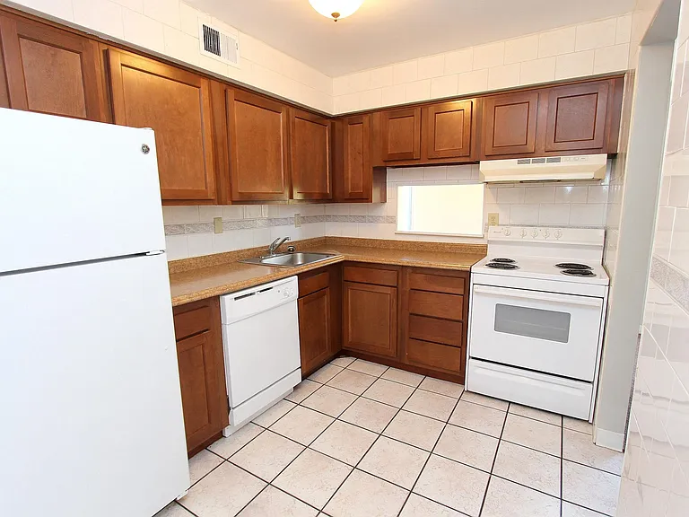 3260 Waverly St — Photo 3