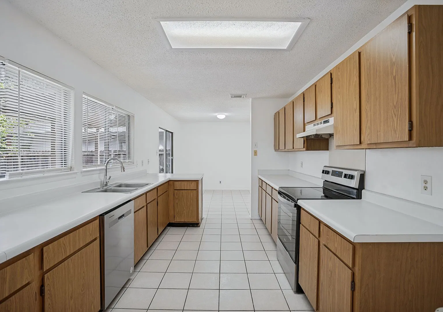 Charming 4-Bedroom 2.5 -Bathroom in Parkwood Community! — Photo 4