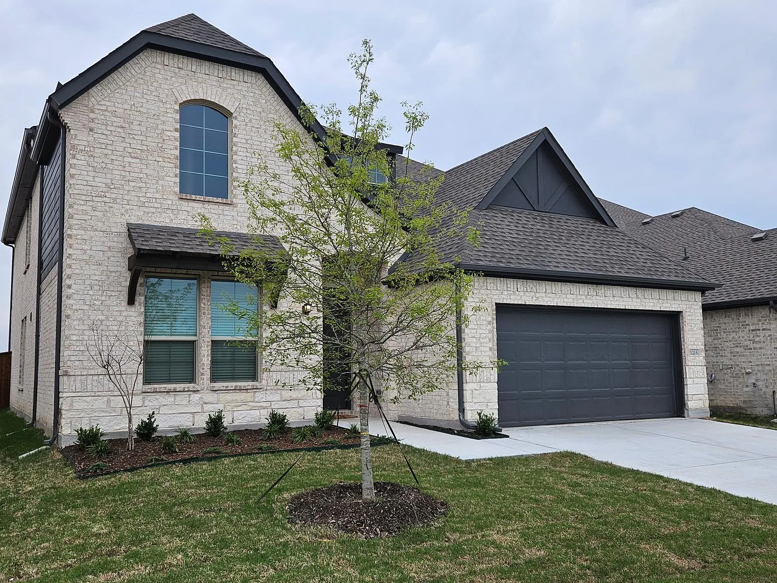5 bed, 2779 sqft, $3,000 — Photo 2