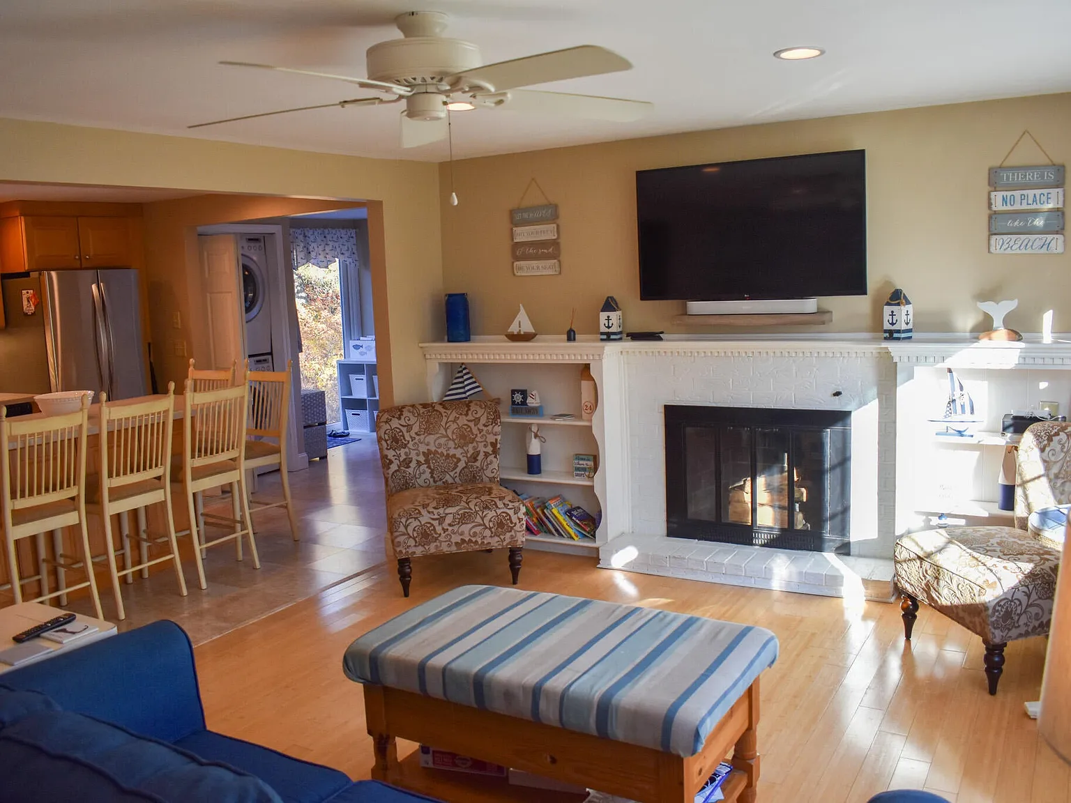 3 bed, 1.0 bath, 1008 sqft, $3,200 — Photo 2