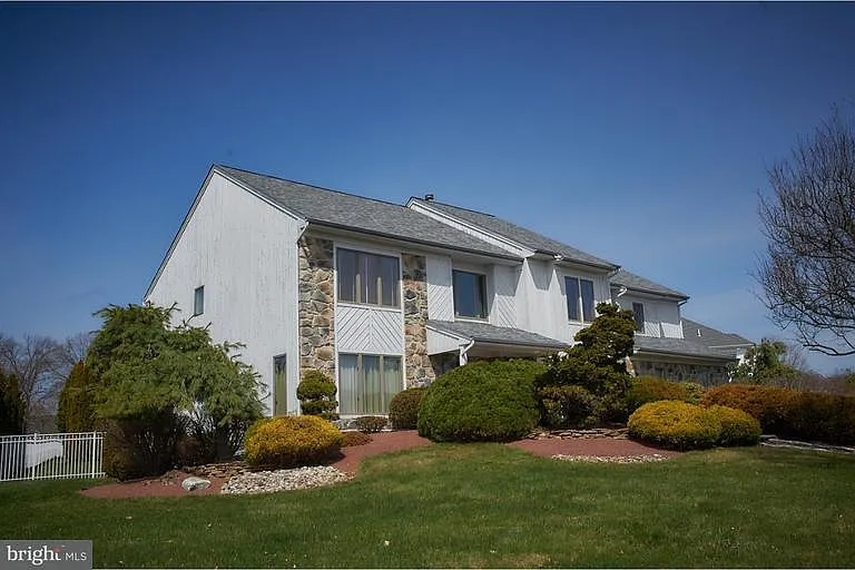 60 Thoroughbred Dr photo 1