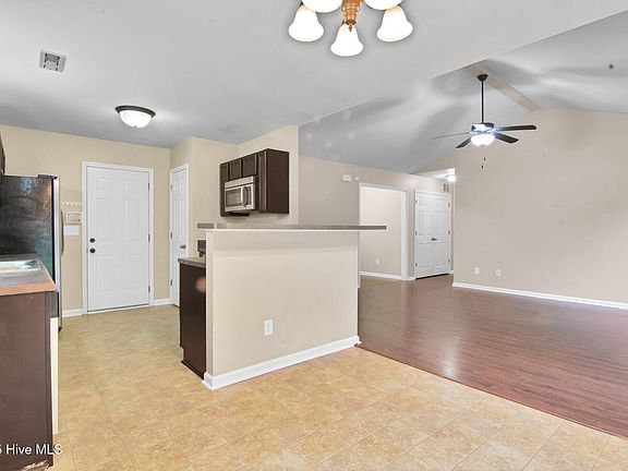 4th image of 303 Hidden Oaks Dr