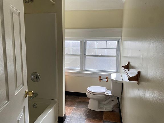 3rd image of 121 Linwood Ave APT 4