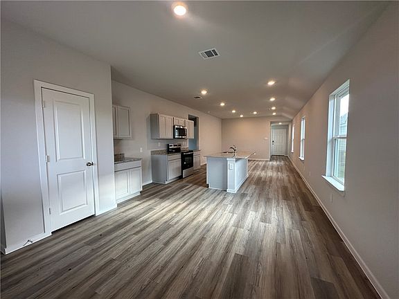 3rd image of 401 Pickel Dr