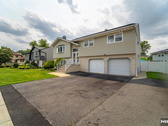 2nd image of 5 La Rosa Drive