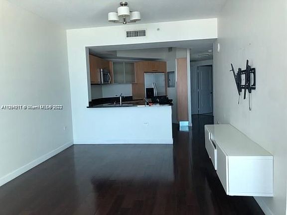 5th image of 480 NE 30th St APT 902