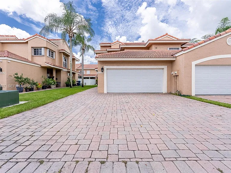 19160 NW 82nd Circle Ct #31L — Photo 1