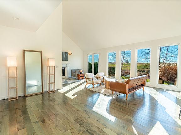 4th image of 36 Tyler Dr