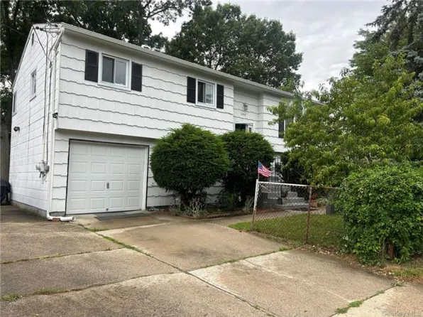 403 E Hoffman Ave, Lindenhurst, NY 11757