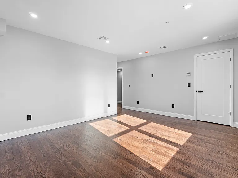 481 15th Ave #2 — Photo 32
