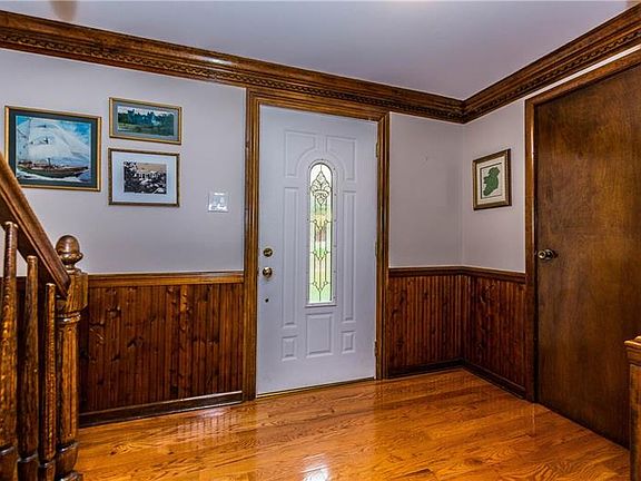 4th image of 330 Courtney Pl