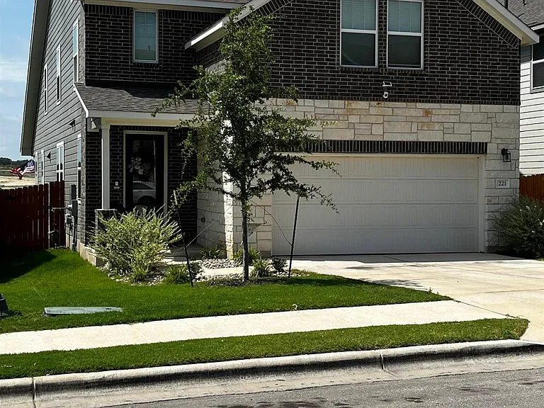 221 Travis Ln — Photo 1