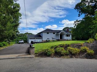 9 Foxridge Cir, Dix Hills, NY 11746