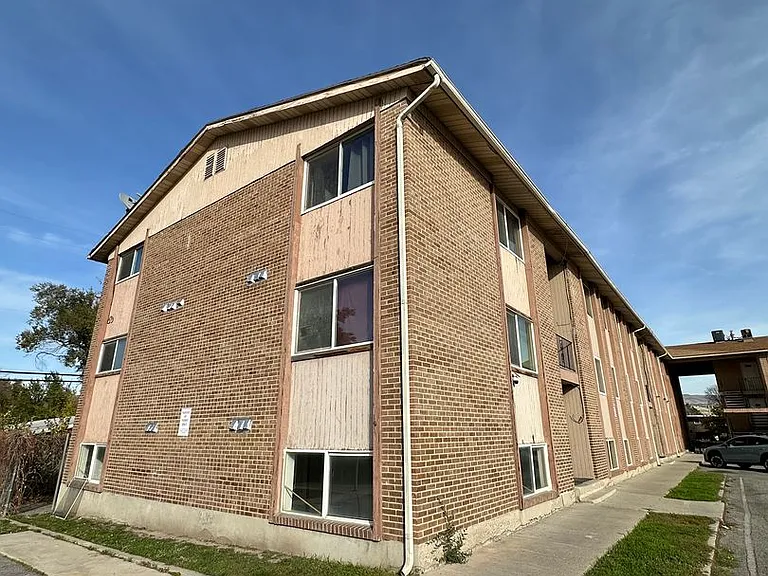 768 N Redwood Rd #12 — Photo 2
