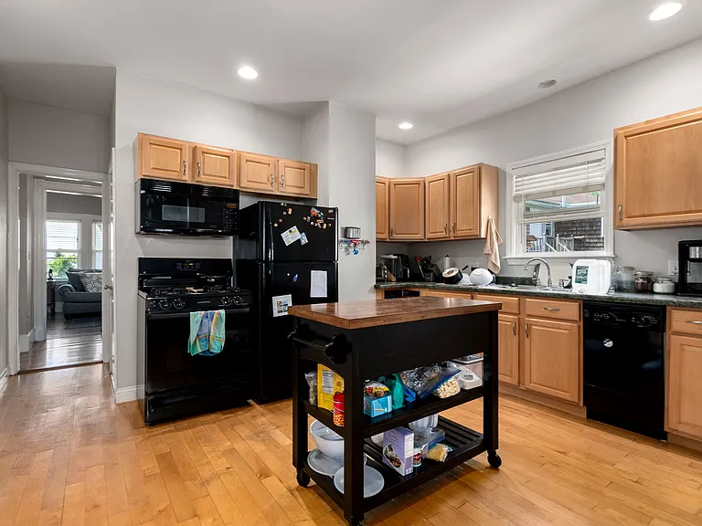 27 Siren St #1 — Photo 3