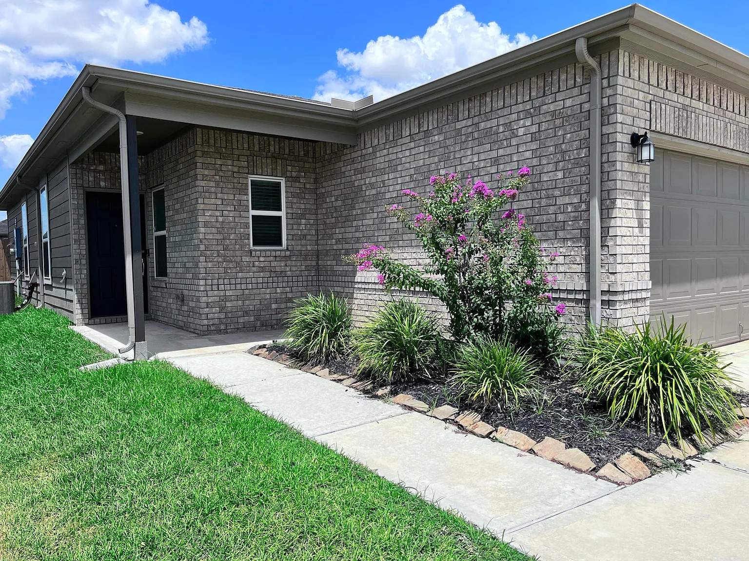 3 bed, 1208 sqft, $2,149 — Photo 2