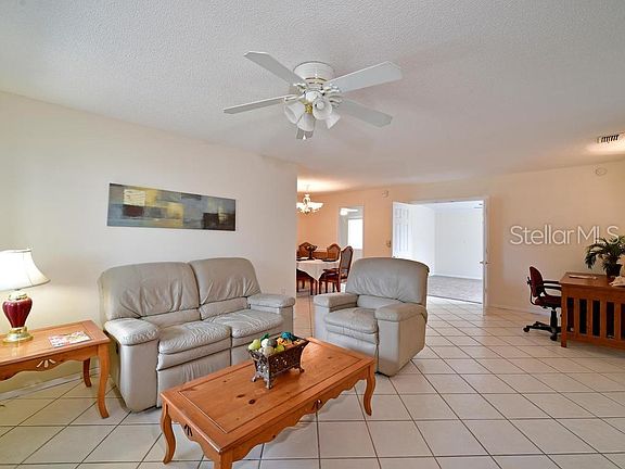 4th image of 3312 York Dr W