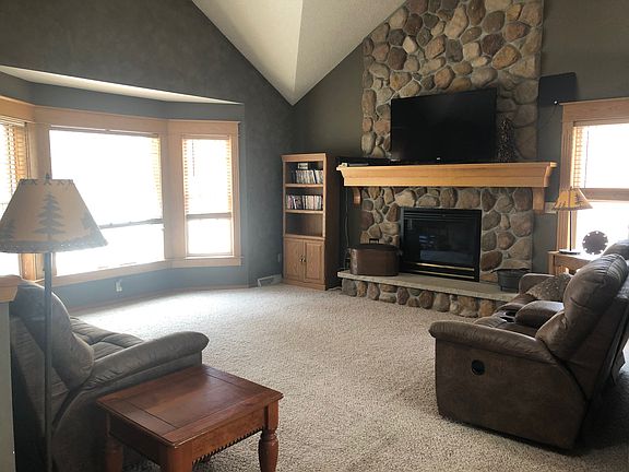 Vaulted ceiling living room 