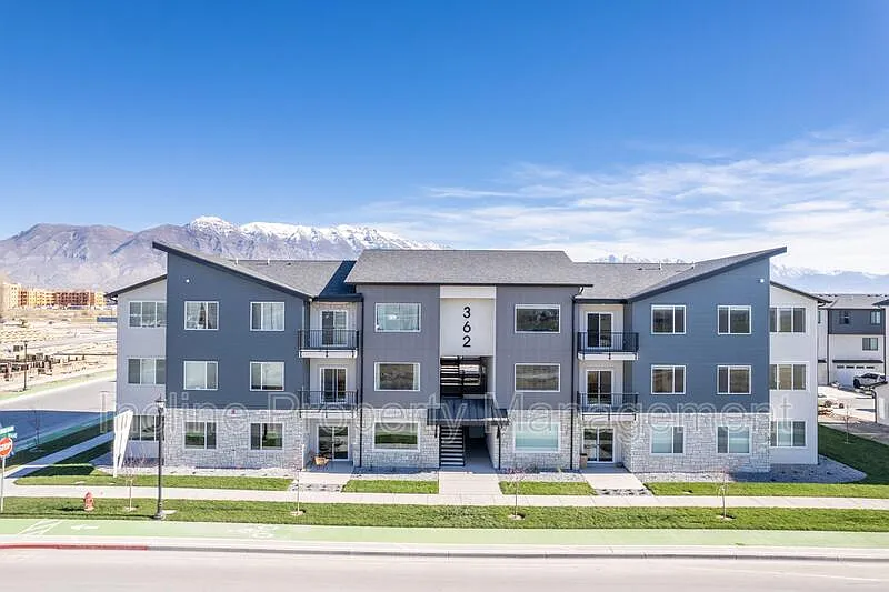 3 bed, 2.0 bath, 1258 sqft, $1,800 — Photo 1