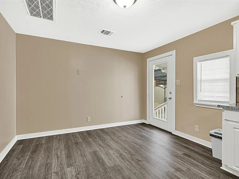 305 N Live Oak St — Photo 5
