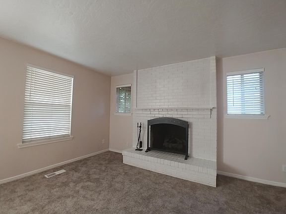 Living Room w Fireplace