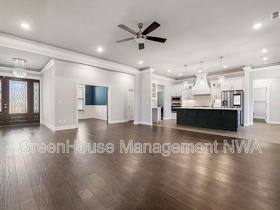 4th image of 1070 Elizabeth Dr