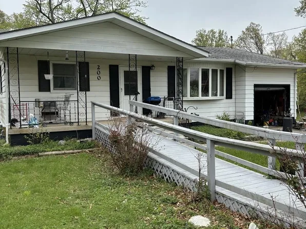 200 N Fairway Ave, Taylorville, IL 62568