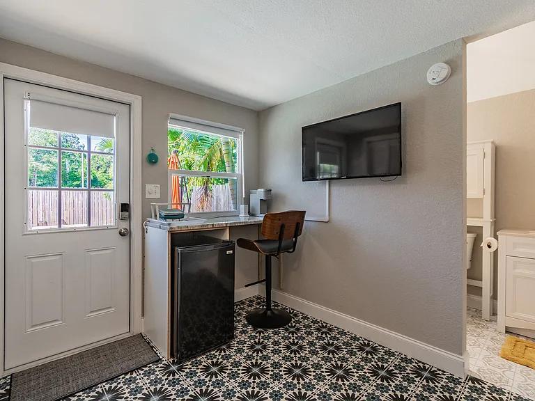 310 E Paris St — Photo 21