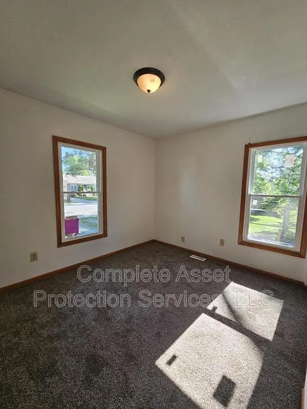 3 bed, 1.0 bath, 1053 sqft, $1,925 — Photo 4