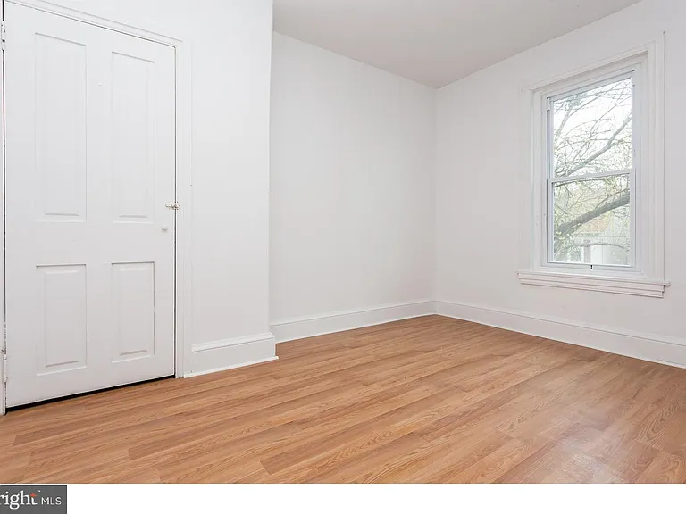 849 Queen St — Photo 13