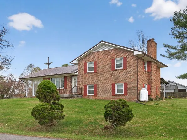 21 Highland Park Dr, Hillsville, VA 24343