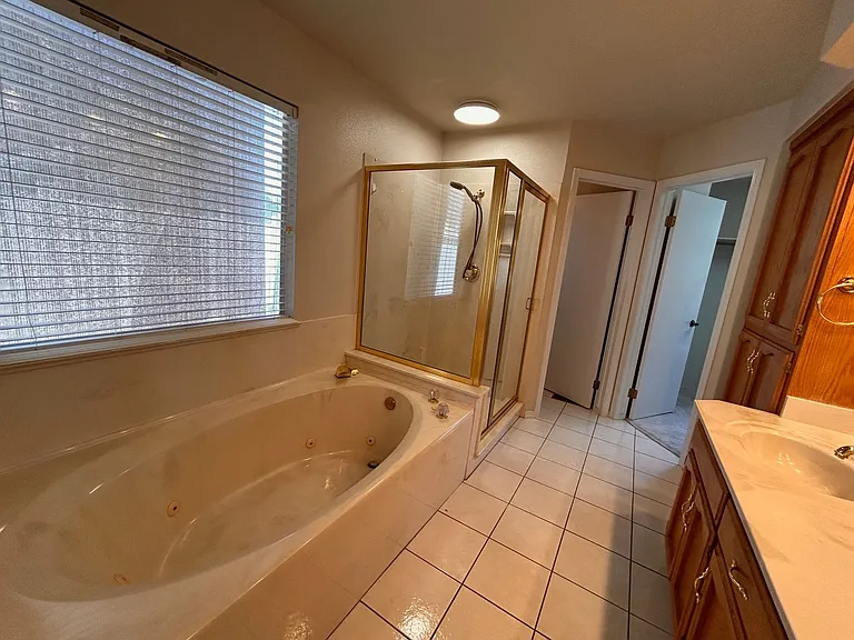 4033 W Douglas Ave — Photo 25