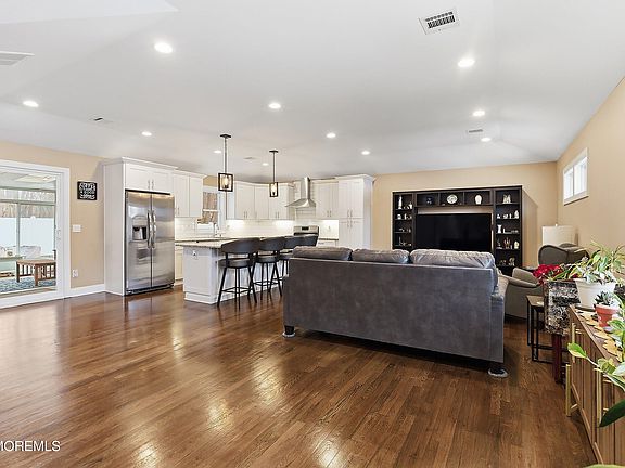 4th image of 749 Hardean Road