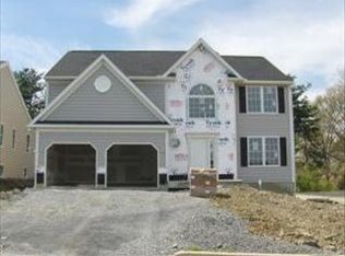 15 Chamberlain Ln, Millersville, PA 17551