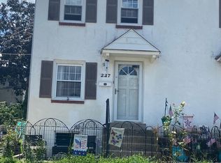 227 Crum Creek Dr, Woodlyn, PA 19094