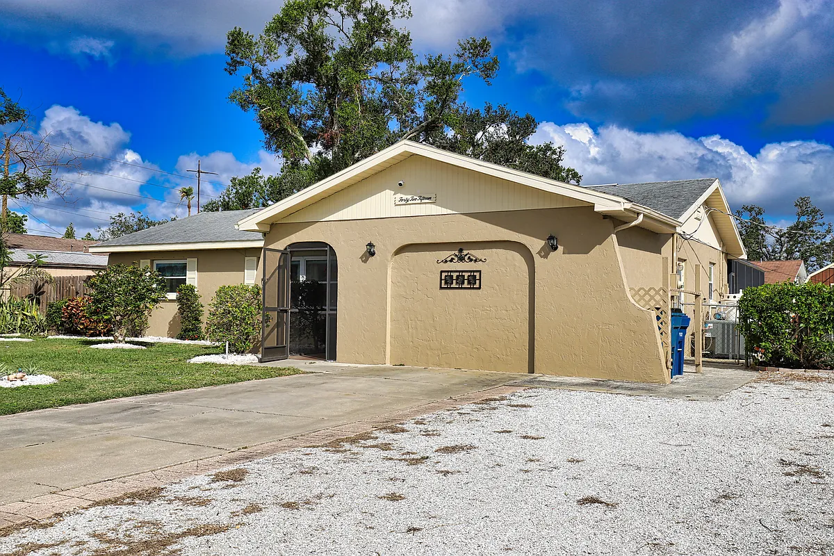 Building Photo - 4215 Pandora Rd