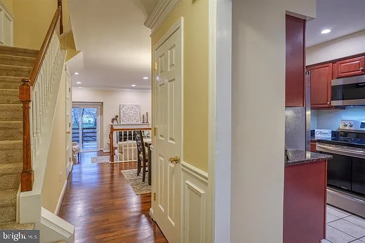 807 Stockbridge Dr — Photo 2